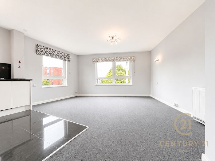 1 Bedroom Flat For Sale In Queen Elizabeth Road, Kingston Upon Thames, KT2