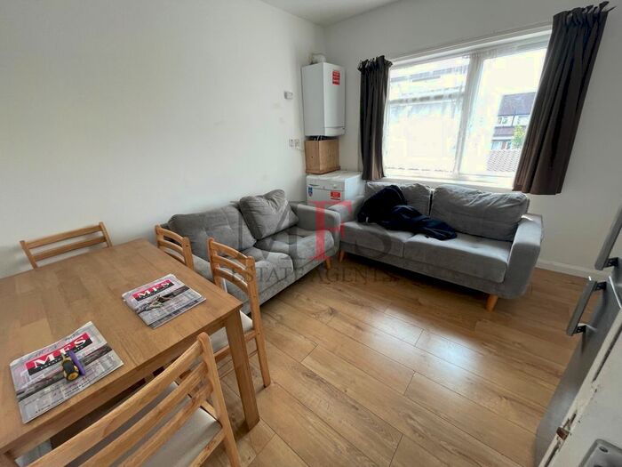 2 Bedroom Flat To Rent In Scotts Road, Southall, UB2