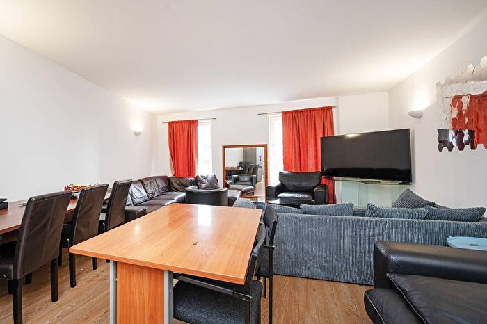 3 Bedroom Flat To Rent In Coke Street, Aldgate, London, E1