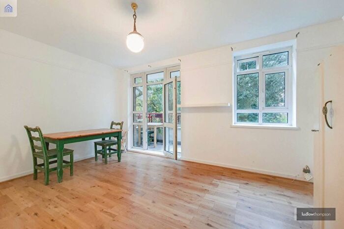 4 Bedroom Flat To Rent In Champion Hill Estate, Southwark, London, SE5