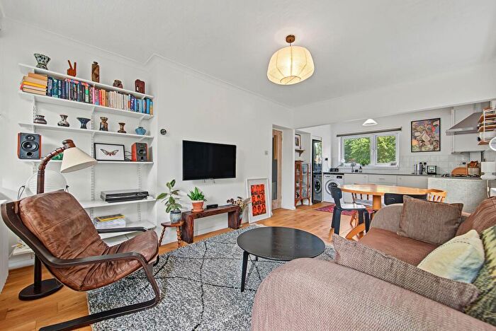 2 Bedroom Flat For Sale In Highbury Quadrant, London, N5