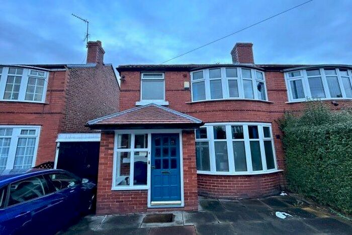 5 Bedroom Semi-Detached House To Rent In Victoria Road, Manchester, M14
