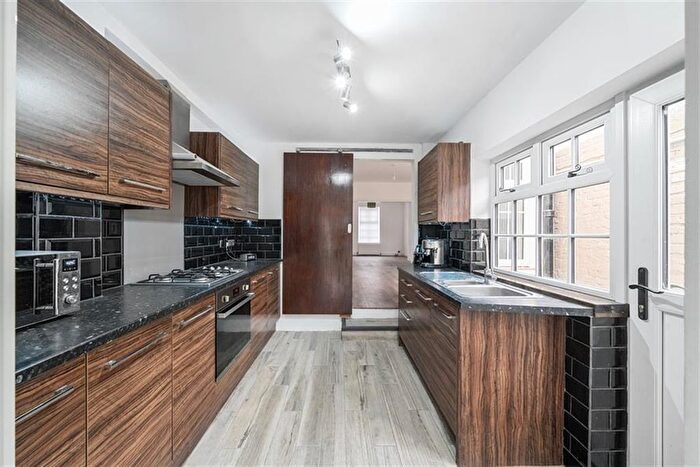 2 Bedroom End Of Terrace House For Sale In Cliffe Road, CR2