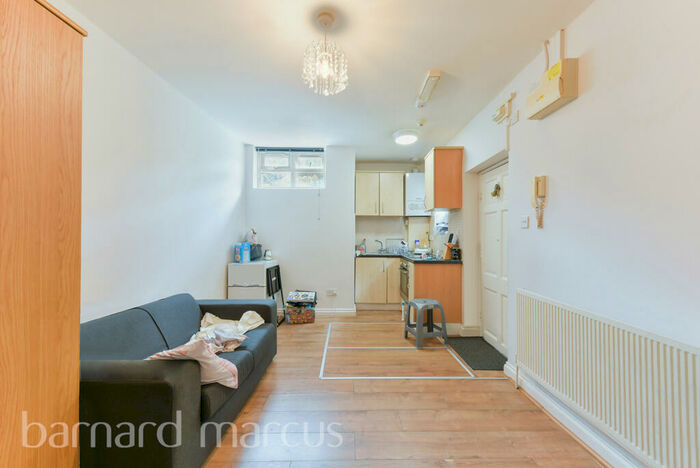 Apartment To Rent In Upper Richmond Road West, East Sheen, SW14