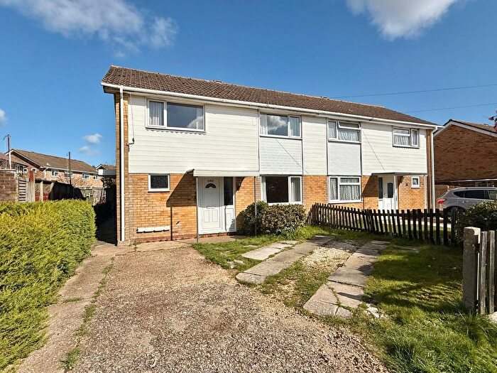 3 Bedroom Semi-Detached House For Sale In Perrywood Close, Holbury, SO45