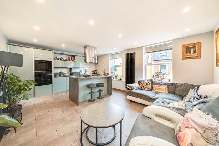 2 Bedroom Flat To Rent In Battersea Church Road, Battersea, SW11