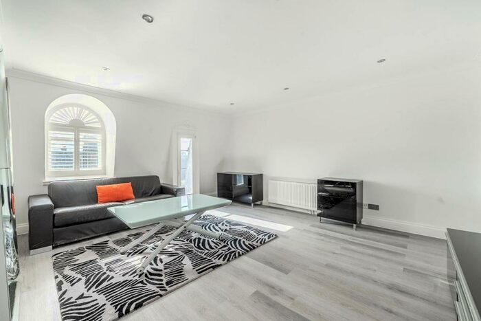 2 Bedroom Flat To Rent In Redcliffe Square, Chelsea, London, SW10