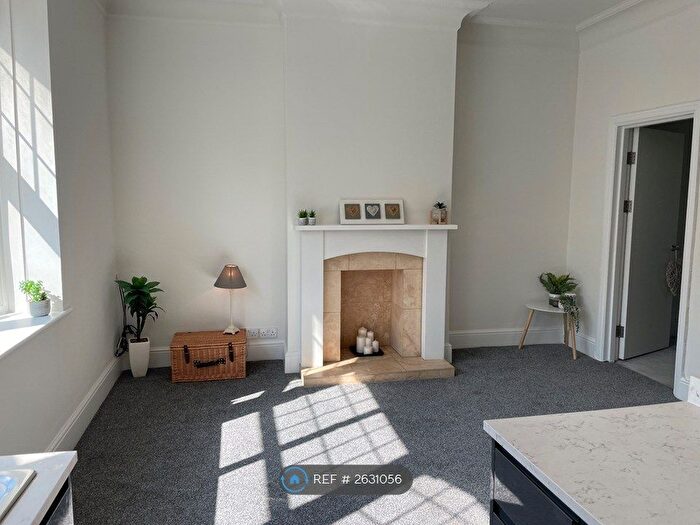 1 Bedroom Flat To Rent In Bush Hill Park, Enfield, EN1
