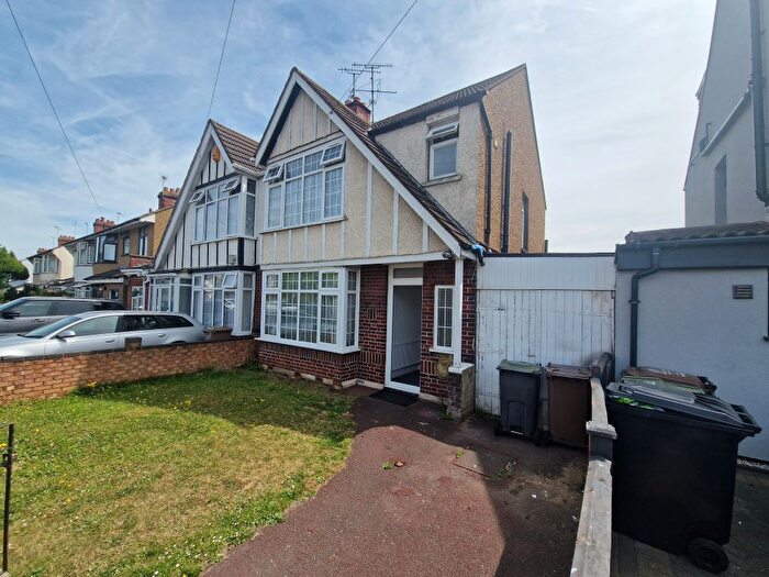 3 Bedroom Semi-Detached House To Rent In Bishopscote Road, Luton, LU3