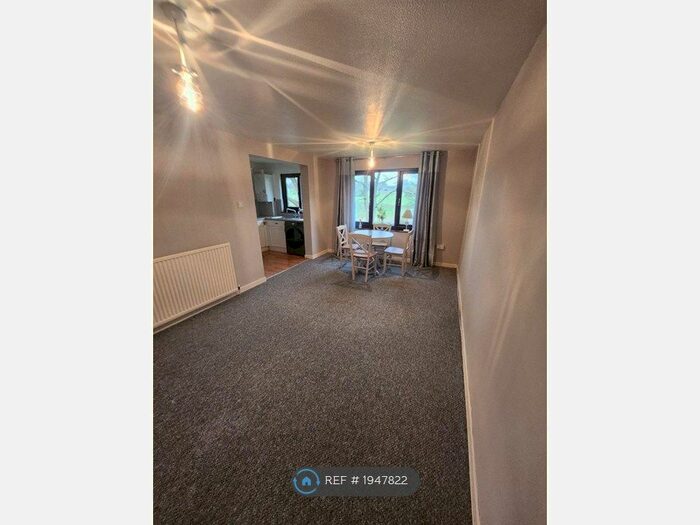 2 Bedroom Flat To Rent In Altdam Farm, Redhill, RH1