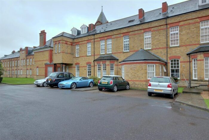 2 Bedroom Flat To Rent In Newsholme Drive, London, N21