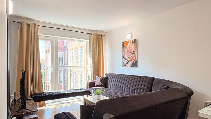 2 Bedroom Flat To Rent In Conant House, Canary Wharf, E14