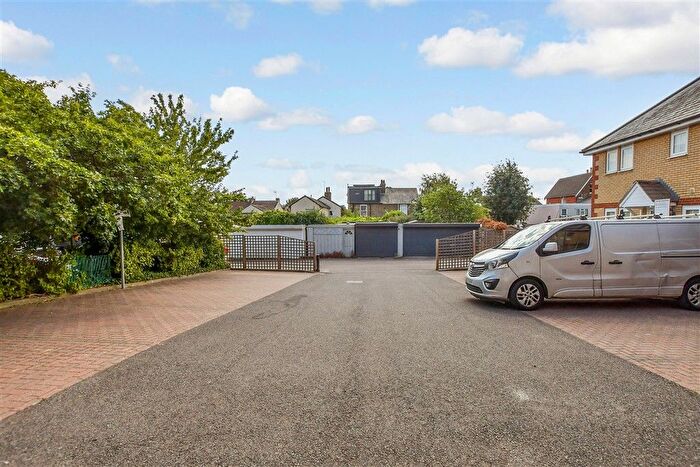 2 Bedroom Flat For Sale In Jasmine Court, Maidstone, Kent, ME16