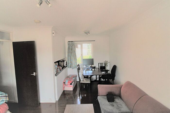 1 Bedroom Flat To Rent In Hows Road, Uxbridge, UB8