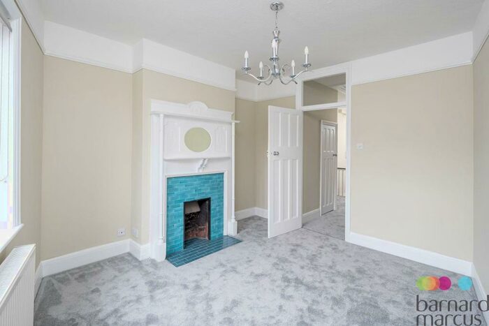 2 Bedroom Apartment To Rent In Ballards Lane, London, N3