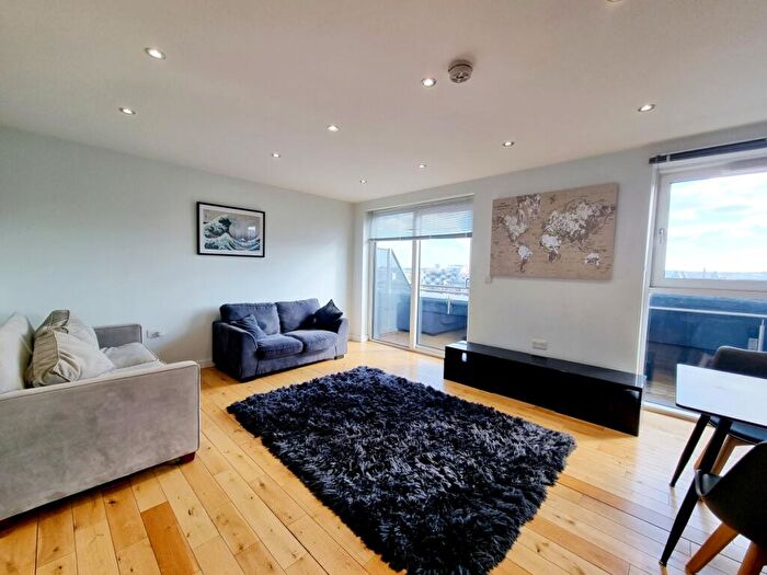 3 Bedroom Apartment To Rent In Tate House New York Road Leeds, LS2