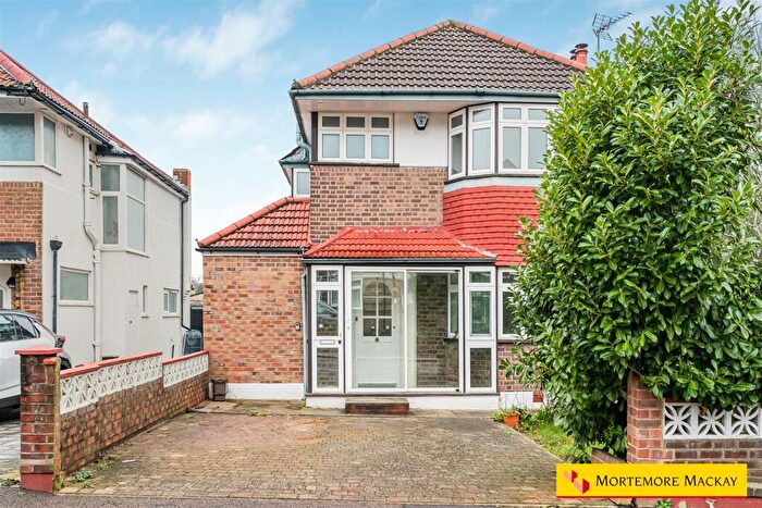 3 Bedroom Detached House For Sale In Farmleigh, London, N14
