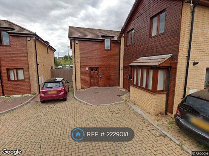 3 Bedroom Detached House To Rent In Witham Court, Bletchley, Milton Keynes, MK3
