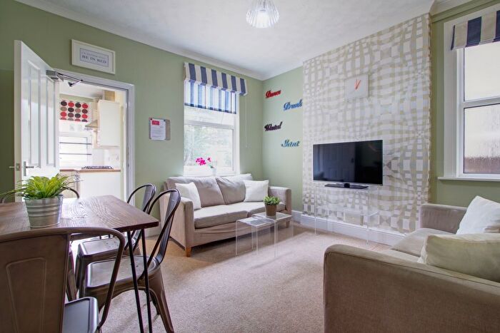 5 Bedroom Terraced House To Rent In Trinity Avenue, Nottingham, NG7