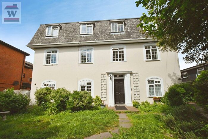2 Bedroom Flat To Rent In Amwell House, The Woodlands, TW7