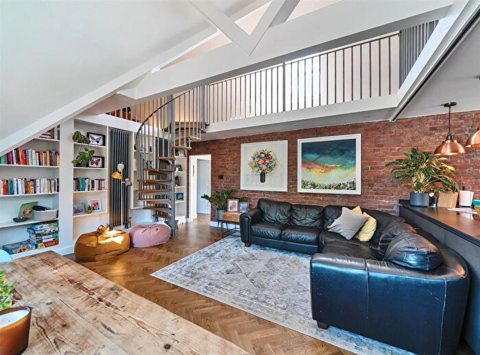 3 Bedroom Duplex For Sale In Brondesbury Park, London, NW6