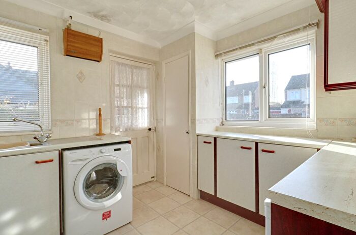 2 Bedroom Semi-Detached Bungalow For Sale In South Hall Drive, Rainham, RM13