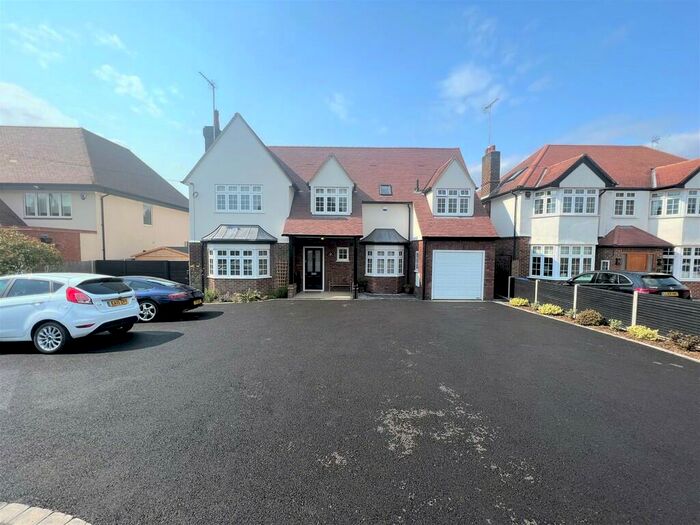 4 Bedroom Detached House To Rent In Brookmans Avenue, Brookmans Park, AL9