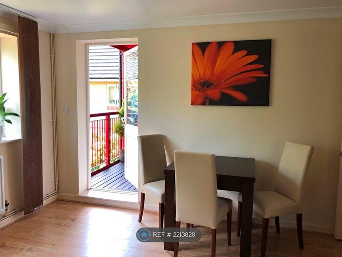 2 Bedroom Flat To Rent In Bordeston Court, Brentford, TW8