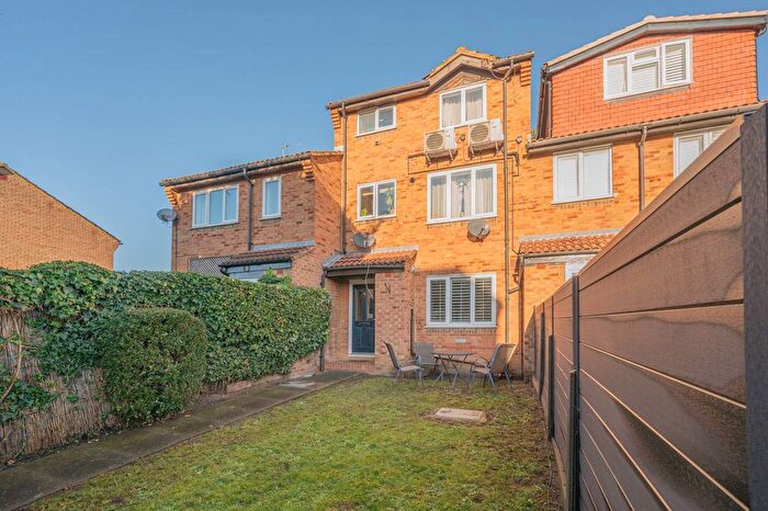 1 Bedroom Maisonette For Sale In Hogarth Crescent, Colliers Wood, London, SW19