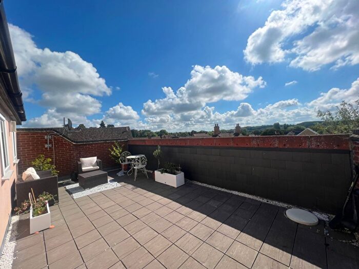 2 Bedroom Flat To Rent In Market Place, Abingdon, Oxfordshire, OX14