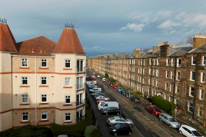 2 Bedroom Flat To Rent In , Sinclair Gardens, Edinburgh, EH11