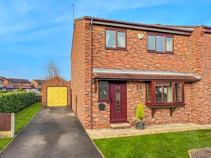 3 Bedroom Semi-Detached House For Sale In West Ings Crescent, Knottingley, WF11