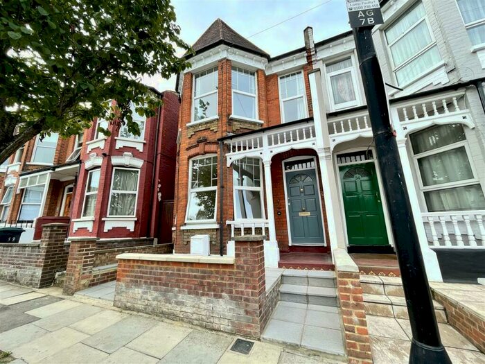 4 Bedroom House To Rent In Arcadian Gardens, Palmers Green, N22
