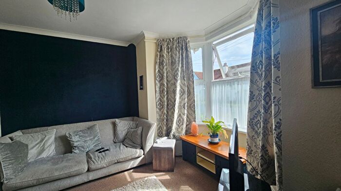 1 Bedroom Flat To Rent In Cliff Road, Paignton, TQ4