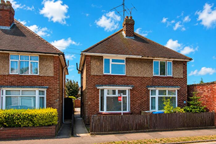 3 Bedroom Semi-Detached House For Sale In Wordsworth Road, Kettering, NN16