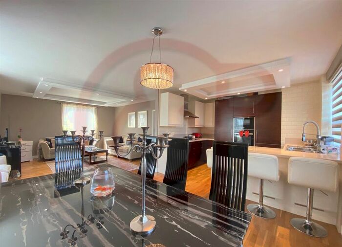 3 Bedroom Flat To Rent In Somerset Square, Kensington, W14