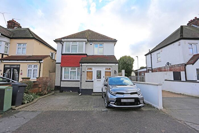 3 Bedroom Detached House For Sale In High Road, Chadwell Heath, Romford, RM6