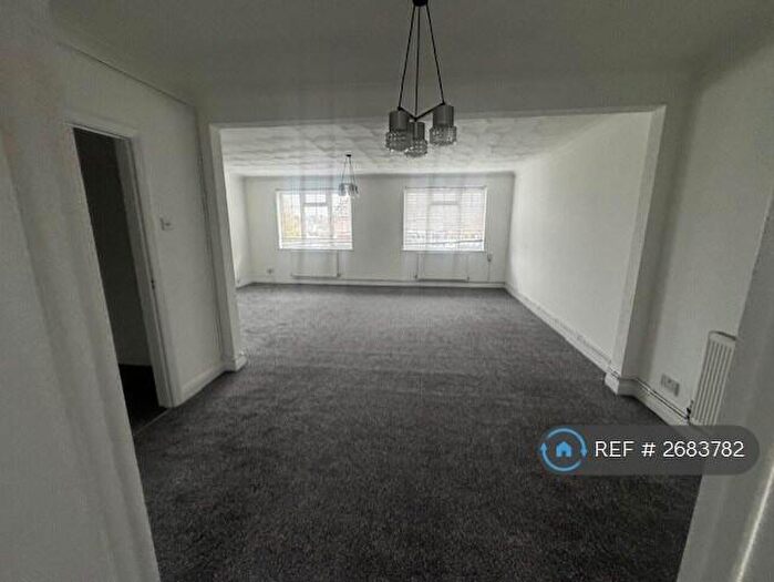 3 Bedroom Flat To Rent In Parrock Road, Gravesend, DA12