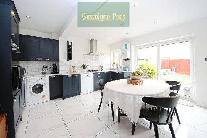 4 Bedroom House To Rent In Potterd Grove, New Malden, KT3