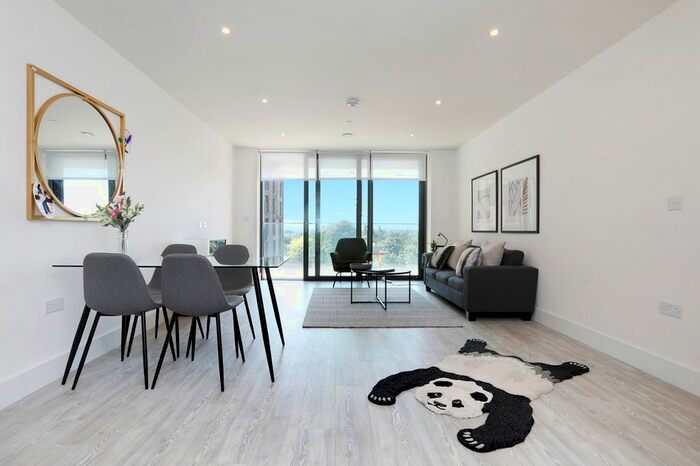 2 Bedroom Flat To Rent In High Street, Staines, TW18