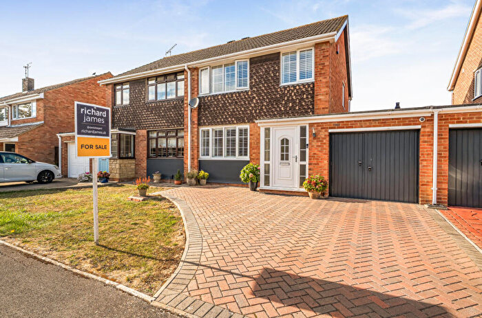 3 Bedroom Semi-Detached House For Sale In Pipitdene, Covingham, Swindon, SN3