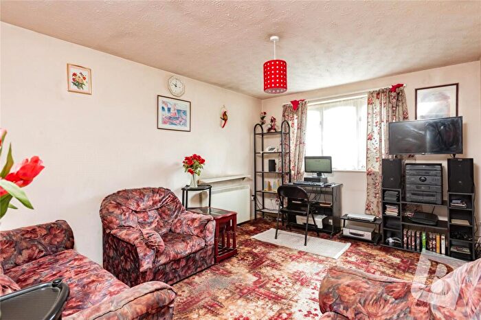1 Bedroom Apartment For Sale In Honey Close, Dagenham, RM10