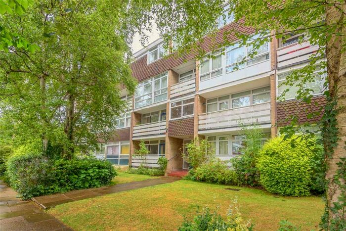 2 Bedroom Apartment To Rent In Hill View Road, Woking, GU22