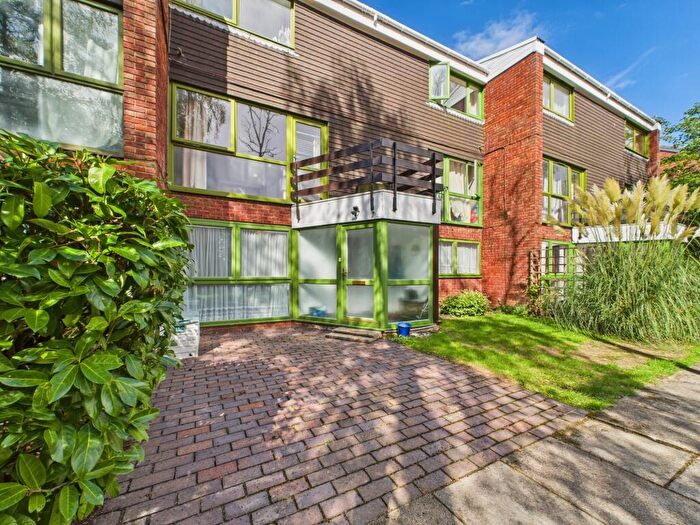 2 Bedroom Flat For Sale In West Fryerne, West Reading, Reading, RG30