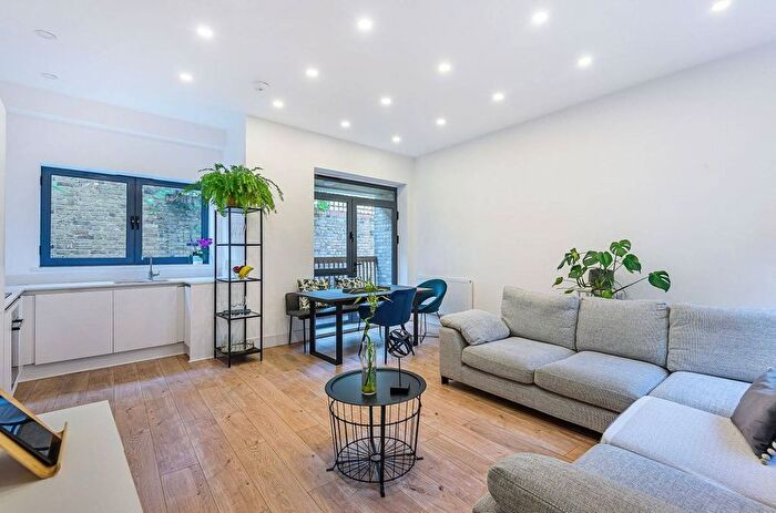 2 Bedroom Flat For Sale In Dalberg Road, Brixton, London, SW2