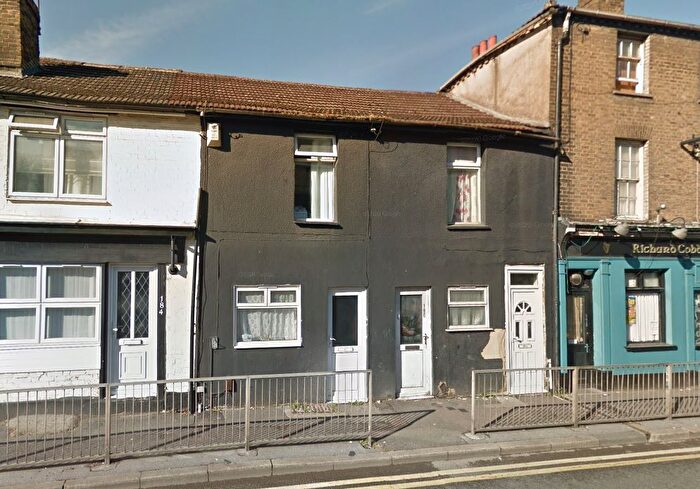 2 Bedroom Flat For Sale In A Luton Road, Chatham, Kent, ME4