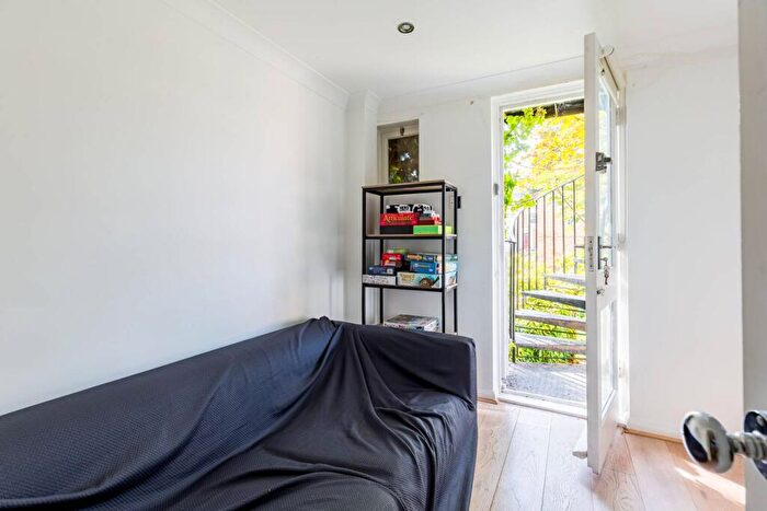 2 Bedroom Flat For Sale In Campbell Road, Bow, London, E3