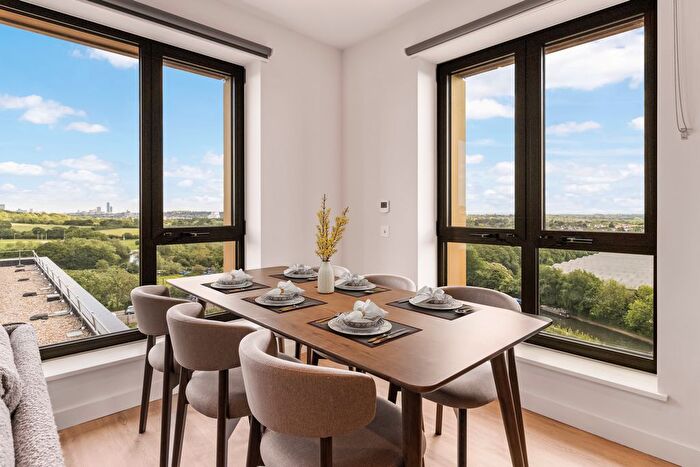 3 Bedroom Flat To Rent In Greenford, UB6