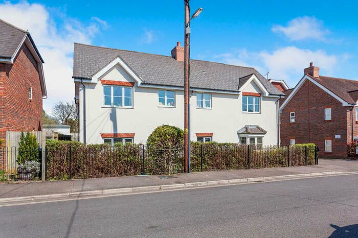 2 Bedroom Flat To Rent In Gordon Road, Haywards Heath, RH16