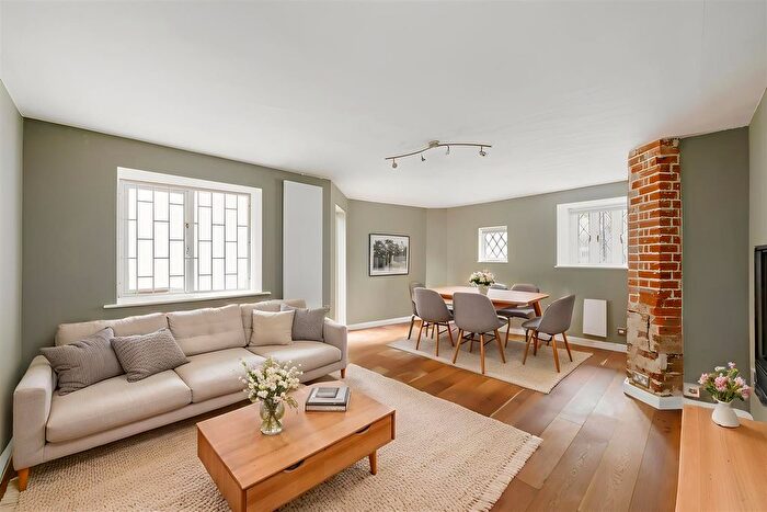 2 Bedroom Flat For Sale In Simon Court, London, W9